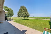 Elwood Townhome w/ Patio - 7 Mi to Johnson Lake - Апартаменты
