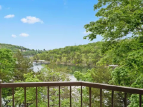 Lake It Easy Condo for 7 Hotels in Pine B Township