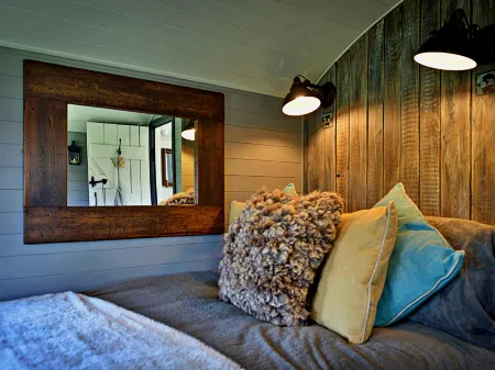 'Elen' Gypsy Hut Отели в г. Лланнор