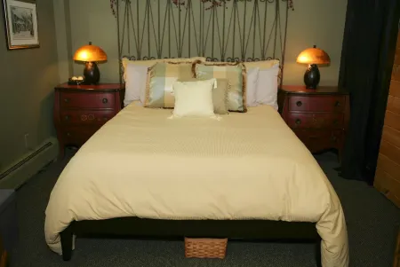 Rare deluxe 1 bdrm w/views of the Covered Bridge