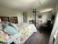 Gallatin Gem Sleeps 10 + Pool & Music Nearby