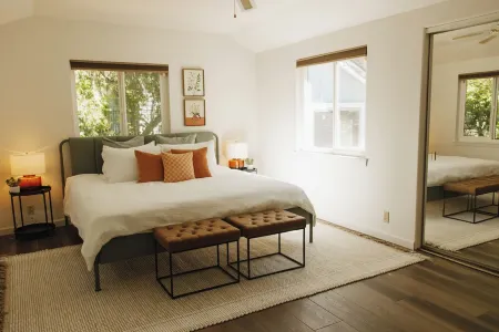 Hollydale House: Comfortable House with a Pool and Huge Yard!