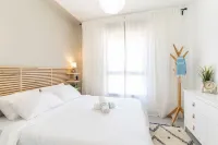 Stylish Seaside Escape with Balcony - appartements de vacances