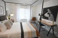 Entire Townhouse/Private Hot Tub/Pool/Gas Fire Pit Hotels in Washington