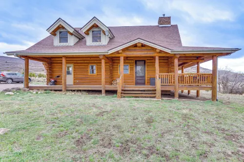 Spacious Rifle Cabin w/ Deck + Mountain Views! - 3 stjerner