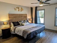 The Tillery Barndo - Two bedrooms/loft, dock, flat lot, spa, trampoline, golf 斯坦利縣住宿飯店
