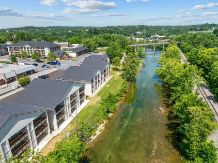 Creekside Retreat with Resort Amenities - Charming Waterfront Oasis Отели рядом с достопримечательностью «The SKY Deck at Parakeet Pete's Waterfront Zipline»