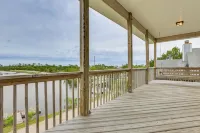 Family-Friendly Waterfront Oasis: 7 Miles to Beach - parking