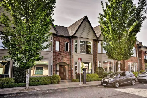 Modern Vancouver Townhome - Right on Main St! - Spa