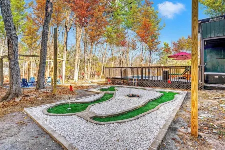 Private Heated Pool, Hot Tub, Mini Golf, Fire Pit!