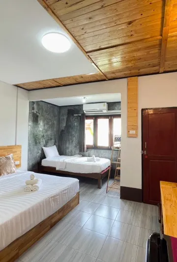 ห้องแฟมิลี่สำหรับ 3 คน พร้อมหน้าต่าง (เตียงคิงไซส์ 1 เตียง และเตียงเดี่ยว 1 เตียง)