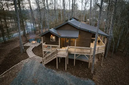 Cozy Cabin with King Suite, Hot Tub, Gas Fireplace, Fire Pit, Grill & Games