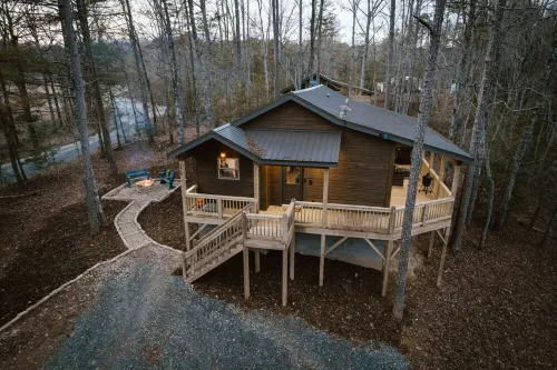 Cozy Cabin with King Suite, Hot Tub, Gas Fireplace, Fire Pit, Grill & Games