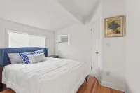 Cozy Cottage With Garage Hotels in Englewood