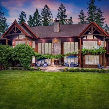 Cdas Finest Secluded Waterfront Estate 7000 Sq ft 5 Forested Acres-Close to Town