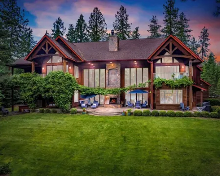 Cdas Finest Secluded Waterfront Estate 7000 Sq ft 5 Forested Acres-Close to Town ポスト・フォールズのホテル