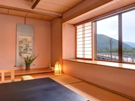 Kappo Ryokan Shiratame Ryokan Отели рядом с достопримечательностью «Iwakuni Shirohebi Shrine»