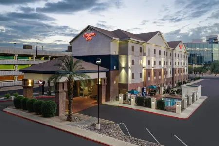 Hampton Inn Phoenix-Midtown (Downtown Area) Отели рядом с достопримечательностью «Центральная библиотека Бертон Барр»