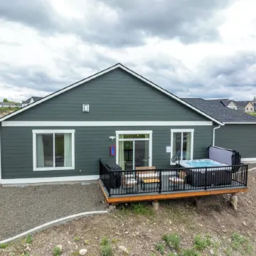 Golf Retreat • Hot Tub, EV Charger & DreamCloud Comfort • New Single-Level Home