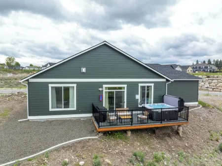 Golf Retreat • Hot Tub, EV Charger & DreamCloud Comfort • New Single-Level Home