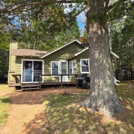 Family and pet friendly, waterfront cabin on Lost Lake, with private dock
