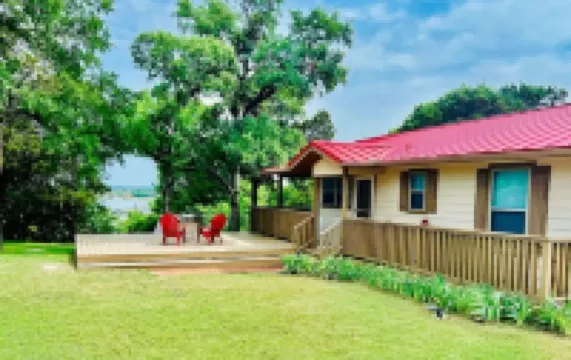 Lake view & tree house vibes with 2 outdoor decks!