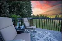 Modern home w/Hot Tub! In small town Sherwood with AC, WiFi, & near wine country Các khách sạn ở Sherwood