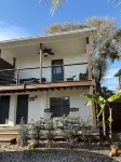 Turtle Cove B • Stylish 2BR Duplex with Extra Half Bath + Walk to Beach
