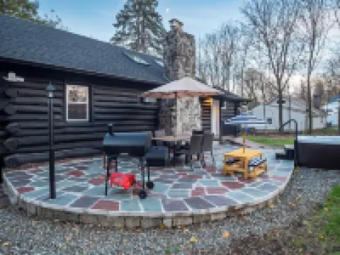 Timber Lodge: Hot Tub, Fireplace & Fun for All ! 西米爾福德酒店