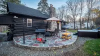 Timber Lodge: Hot Tub, Fireplace & Fun for All !