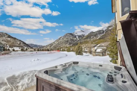 Spectacular Ski-in/Out House on Golf Course! Private Hot Tub w/ Mountain Views!