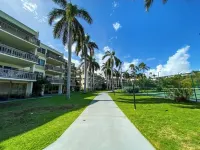 Luxury condo. Beach, pool, gym, yacht club! Back up generator!