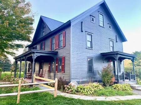 Spacious 5-bedroom farmhouse in charming Cooperstown with WiFi, AC Отели в г. Отсего