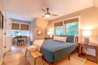 Stunning Mountain Views and Relaxing Hot Tub - Charming Escape