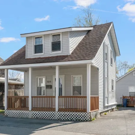Oakland Beach cottage near Iggy's, Buttonwoods, marina, fishing & airport