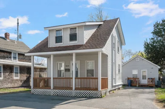 Oakland Beach cottage near Iggy's, Buttonwoods, marina, fishing & airport