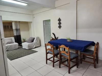 Charming 2-bedroom apartment with WiFi and AC in delightful Diego Martin Hoteles en 