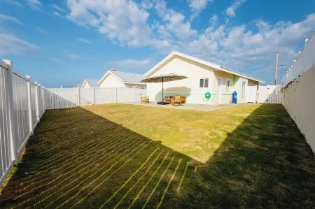 Charming 3-bedroom house with large backyard , WiFi Lucea. Access  pool and Gym