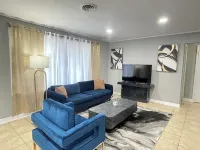 Entire Cozy Home + Free Parking + Fast Wi-Fi & Located in Central Area فنادق في Park Forest