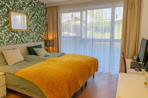 20 minutes to Amsterdam Hotel di Almere