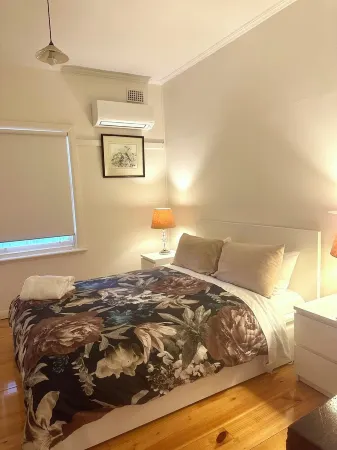 Hill Cottage, comfortable pet friendly home away from home Отели рядом с достопримечательностью «Mad Bastard Wines»