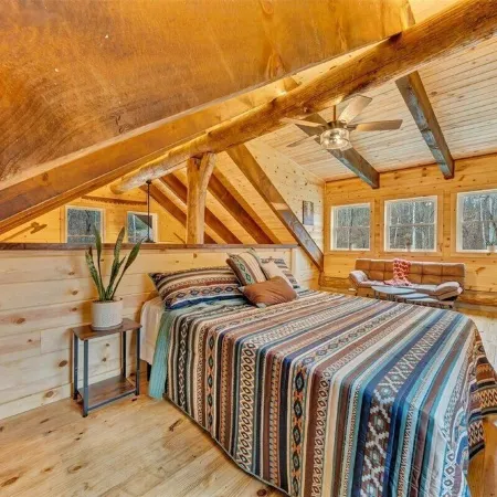 Real Log Cabin w/ Trout Pond close to Mcaffee Knob, Dragons tooth, Tinker Cliffs