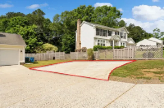 Modern Retreat, Close to Charlotte with Game Room, Grill, Patio & Free Parking