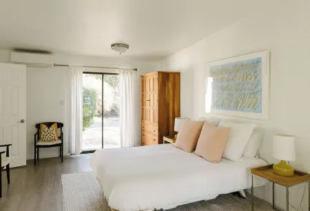 Charming 3-bedroom house in Montecito Отели в г. Монтесито