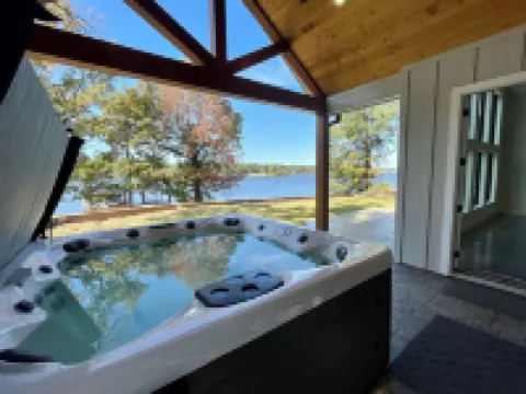 Barefoot Bay HideawayA Spacious Lakefront home on Lake Bob Sandlin