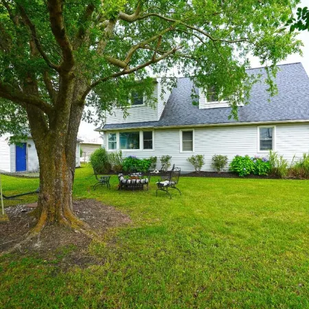 The Sandbox by the Bay~ 4BR, Bonus Room, Big Yard, & Outdoor Shower
