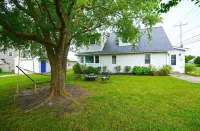 The Sandbox by the Bay~ 4BR, Bonus Room, Big Yard, & Outdoor Shower