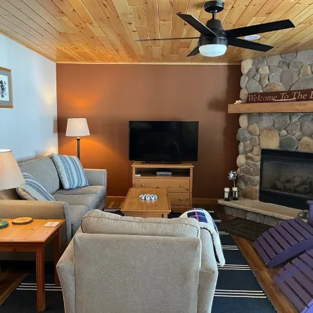 Lake living: newly renovated 2-bed/2 bath condo on Little St. Germain Lk w/ WiFi