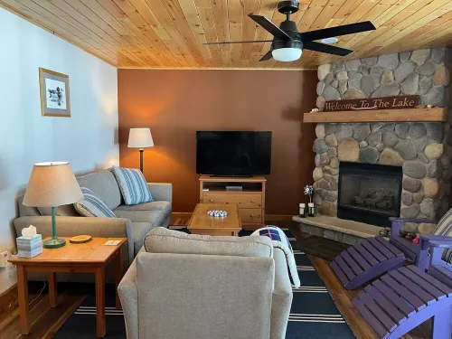 Lake living: newly renovated 2-bed/2 bath condo on Little St. Germain Lk w/ WiFi