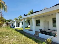 Backpackers Hostel Pool and Parking Near Beach Отели в г. 